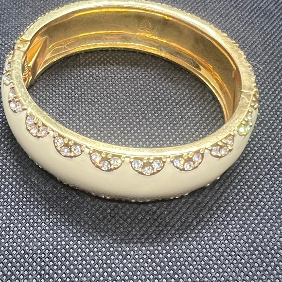 STELLA & DOT SLOAN Cream Rhinestone Enamel Hinged Bangle Bracelet Chunky GoldTon - Picture 10 of 13